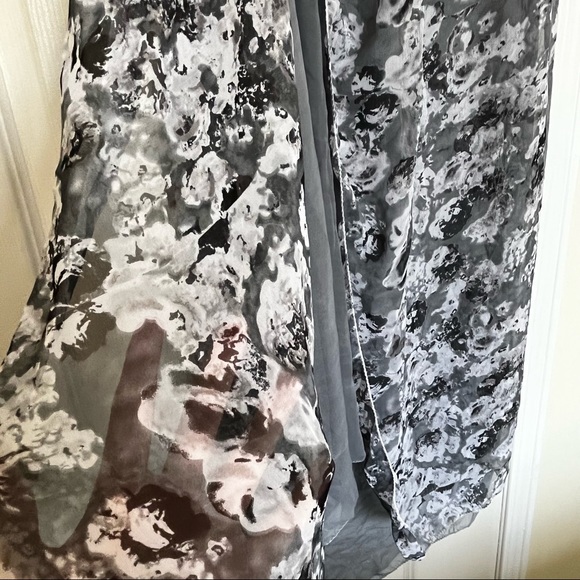100% polyester massive Grey wrap scarf with silver, white, and grey floral print - Picture 2 of 4